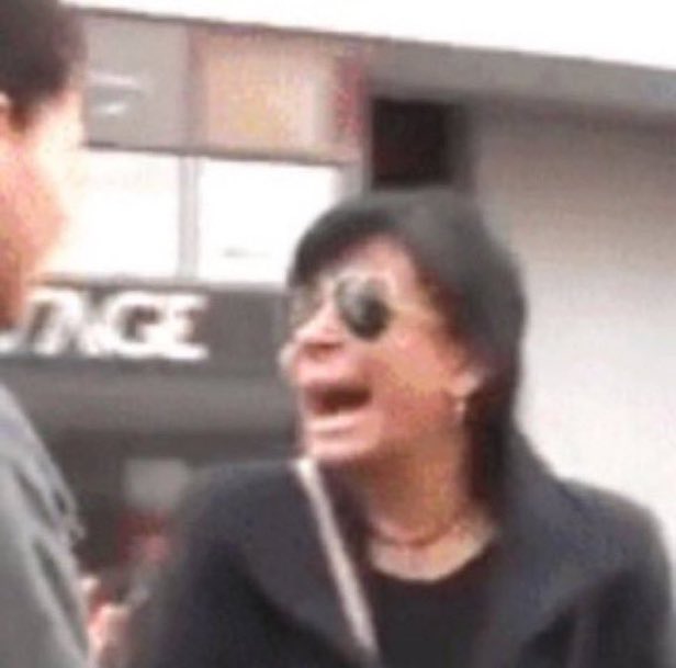 comendo um doce que minha tia fez que mistura pudim com mousse ela chamou de PUSSE