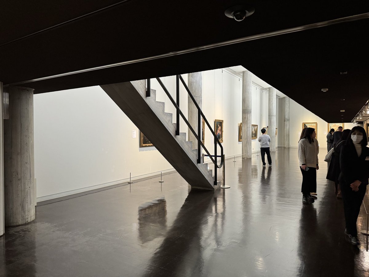 夕方、早速手に入れたレを重ね付けをして同級生と印象派展へ。
印象派も美しいし、コルビュジエもレも構築的なところがいい。西洋美術館のこの細い階段のディテールと地金4連のソリッドさとか。
印象派は、とりあえずセザンヌはイエベ春すぎる。日本人はみんなイエベ春が好きすぎ説を友達と唱えた。