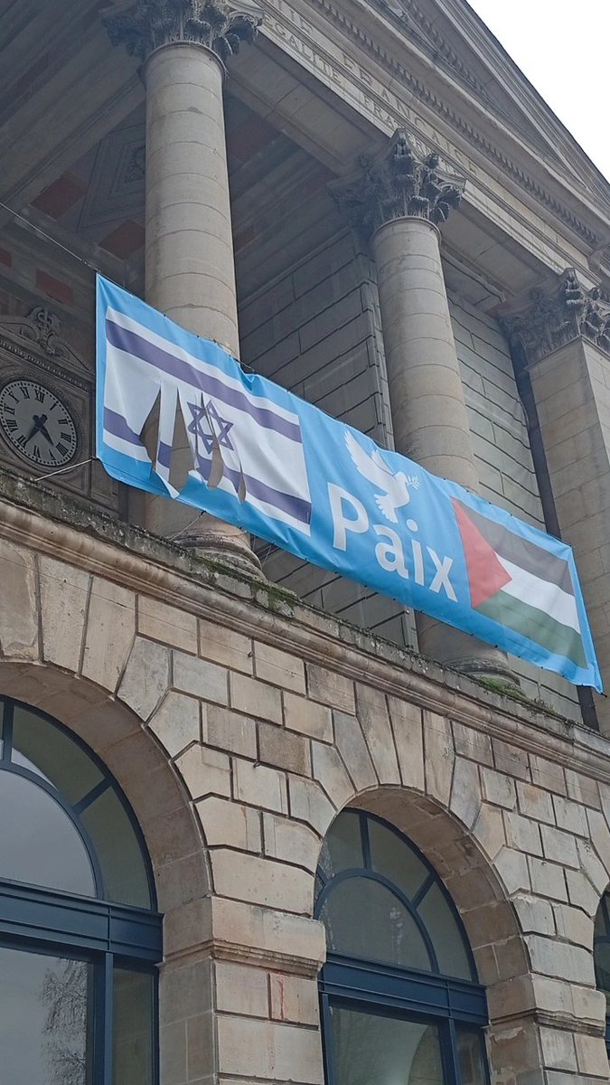 🔴 Le drapeau israélien, aux côtés du drapeau palestinien sur la façade de l'hôtel de ville à Rouen a été abîmé.

▶️ Dans ce contexte d'augmentation des actes antisémites en France, ce nouvel acte est inadmissible et nous le condamnons fermement !