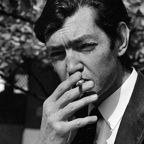“Los sábados tienen algo de tregua: el tiempo afloja su nudo y uno puede mirarse vivir sin apuro”.

Julio Cortázar.