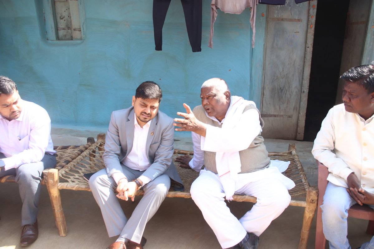 deepakkumpandey's tweet photo. शायद ही आप कभी देखे हों जब जिलाधिकारी (डीसी), पूर्व मंत्री सह मुख्य सचेतक सत्तारूढ़ दल, वर्तमान विधायक, टुंडी विधानसभा खटिया पर बैठ कर बात करते हों और जनता कुर्सी पर। जमीन से जुड़ा आदमी इसे ही कहते हैं। @RanchiPIB @prdjharkhand @JharkhandCMO @dc_dhanbad @MPMahatoJMM @iprddhanbad https://t.co/94USFPY4yE