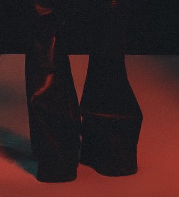 reikkomia's tweet image. Adding this new entry to the ‘ Gaeul wearing insane platforms to match the other member’s height’ collection 😭