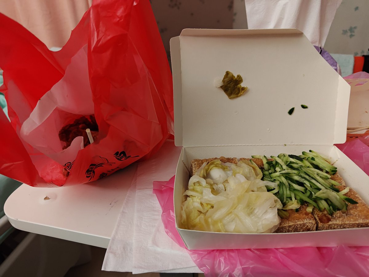 在醫院吃臭豆腐好像有點過分...