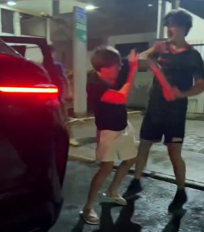 Que triste. Morreu o adolescente Rodrigo Castanheira, de 16 anos, agredido pelo piloto Pedro Turra por causa de um chiclete. Que justiça seja feita.