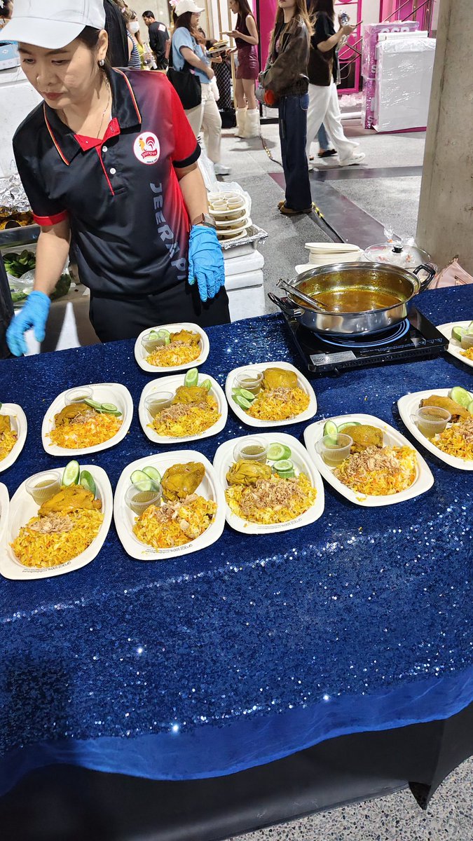 MaBung_Sone's tweet image. คอนพิกซี่แจกข้าวฟรีจ้า ข้าวขาหมูกับข้าวหมกไก่ น้ำดื่มก็ฟรี ฟรีทุกอย่าง ผมแบบ........... 😭😭😭

#PiXXiE
#PiXXiE_2ndConcert
#PiXXiETalesConcert