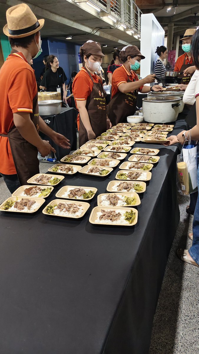 MaBung_Sone's tweet image. คอนพิกซี่แจกข้าวฟรีจ้า ข้าวขาหมูกับข้าวหมกไก่ น้ำดื่มก็ฟรี ฟรีทุกอย่าง ผมแบบ........... 😭😭😭

#PiXXiE
#PiXXiE_2ndConcert
#PiXXiETalesConcert