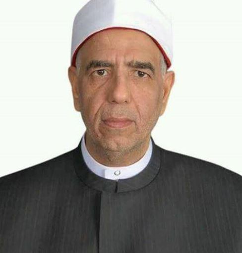bacha_mohamed's tweet photo. الأستاذ الدكتور عادل محمود سرور من الأساتذة الذين تركوا بصمة واضحة في كلية اللغة العربية بالقاهرة، رغم أن اسمه لم يحظَ بالانتشار الإعلامي.

وُلِدَ الأستاذ الدكتور عادل محمود محمد سرور بحيِّ بيجام، التابع لقسم أول شبرا الخيمة بمحافظة القليوبية، يوم الأحد الحادي عشر من شهر ذي الحجة سنة تسعٍ وسبعين وثلاثمائة وألف للهجرة، الموافق الخامس من شهر يونيو سنة ألفٍ وتسعمائةٍ وستين للميلاد.

حفظ القرآن الكريم، والتحق بالأزهر الشريف، وحصل على الشهادة الابتدائية، ثم الإعدادية الأزهرية، ثم الثانوية الأزهرية من معهد الشيخ خالد بشبرا الخيمة عام 1981م.

التحق الأستاذ الراحل بكلية اللغة العربية بالقاهرة، وحصل منها على الإجازة العالية (الليسانس) عام 1985م بتقدير: «ممتاز مع مرتبة الشرف»، وكان ترتيبه الثاني على الدفعة. ثم نال درجة التخصص (الماجستير) في اللغويات من الكلية نفسها عام 1991م بتقدير «ممتاز»، عن رسالته الموسومة بـ:
 «دراسة وتحقيق شرح البرماوي على لامية الأفعال لابن مالك»،
وذلك بإشراف الأستاذ الدكتور صبحي عبد الحميد، والأستاذ الدكتور علي أحمد طلب، وناقشه فيها الأستاذ الدكتور عبد العزيز علي صالح، والأستاذ الدكتور أحمد إبراهيم سيد أحمد.
وفي عام 1994م حصل على درجة العالِمية (الدكتوراه) في اللغويات من كلية اللغة العربية بالقاهرة، بتقدير «مرتبة الشرف الأولى»، عن رسالته:
 «المسائل النحوية والصرفية في مؤلفات ابن قتيبة: عرض ودراسة»،
بإشراف الأستاذ الدكتور صبحي عبد الحميد، وناقشه فيها الأستاذ الدكتور عبد الفتاح سيد سليم، والأستاذ الدكتور محمد عبد الله سعادة.
أما تدرجه الوظيفي؛ فقد كُلِّف معيدًا بقسم اللغويات بكلية اللغة العربية بالقاهرة فور تخرجه عام 1985م، ثم رُقِّي مدرسًا مساعدًا عام 1991م، ثم مدرسًا عام 1996م، ثم أستاذًا مساعدًا عام 2017م.

وقد أُعير للتدريس بكلية الشريعة، قسم اللغة العربية، فرع جامعة الإمام محمد بن سعود الإسلامية، بمدينة الأحساء بالمملكة العربية السعودية، ومكث هناك عشر سنوات، ترك خلالها أثرًا علميًّا طيبًا.
وللأستاذ الراحل عدد من المؤلفات النحوية والصرفية، من أبرزها:
الإقحام في التراكيب العربية: دراسة في ضوء التراث النحوي.

الإيضاح والإكمال لقول المُعرِبين: «الجمل بعد النكرات صفات وبعد المعارف أحوال».

تعارُض المانع والمقتضى في ضوء التراث النحوي والصرفي.

تيسير المقصود من تفسير أبي السعود.

دراسة تطبيقية في إعراب الفعل.

الدُّرر السَّنِيَّة في قواعد العربية (بالاشتراك مع الأستاذ الدكتور محمد المحرصاوي – رحمه الله).

اللَّبس ووسائل رفعه في الدرس الصرفي.

ميزان الذهب في مسائل الخلاف بين سيبويه والمبرِّد في التصغير والنَّسَب.

كما أشرف الأستاذ الدكتور عادل سرور على عدد من الرسائل العلمية، من بينها:

الدرس النحوي والصرفي في كتابَي «التمام» و«التنبيه» لابن جني.

موقف الشاطبي من ابن مالك في كتابه «المقاصد الشافية في شرح الخلاصة الكافية»، من أول الكتاب إلى نهاية باب النائب عن الفاعل: دراسة تحليلية.

اختيارات أبي عبد الله بن الفخار النحوية من خلال كتابه «شرح الجمل للزجاجي»: جمعًا ودراسة.

وبعد حياة حافلة بالعطاء العلمي، تُوفِّي الأستاذ الدكتور عادل سرور يوم الجمعة الثاني من شهر الله المحرَّم سنة 1439هـ، الموافق الثاني والعشرين من سبتمبر سنة 2017م. وتكريمًا له، أطلقت كلية اللغة العربية بالقاهرة اسمه على الدفعة التي تخرَّجت في العام الجامعي 2016 / 2017م.

#مصادر #الترجمة:

الأستاذ الدكتور حمدي عبد الفتاح، أستاذ اللغويات بكلية اللغة العربية بالقاهرة.

ثَبَتُ الرسائل العلمية ب #كلية #اللغة_العربية ب #القاهرة.