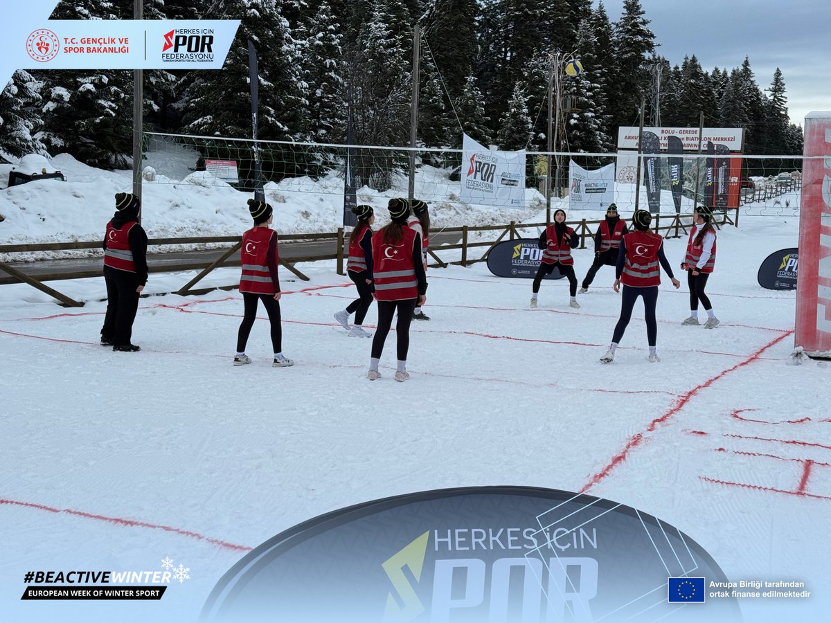 hisfed's tweet photo. Kar, spor ve hareket; Bolu Gerede’de bir aradaydı. ❄️
Bolu Gerede’de Avrupa Kış Sporları Haftası kapsamında kar üstünde atıcılık, kar voleybolu, karda futbol ve birbirinden farklı spor etkinlikleri ile kayak eğitimleri gerçekleştirildi. ⛷️
#BeActiveWinter #EWWS https://t.co/VcZ2ImHLpc