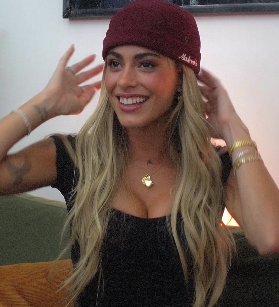 La gente que dice que Tini está en la melancolía¿¿?? Realmente nunca vivieron esto, nunca vieron cómo sus ojitos perdían el brillo. Pasó por mucho, y ahora está feliz. Entiendan que el stream de ayer fue en plan amistad, no laburo.

No todo lo que haga Tini tiene que ser trabajo