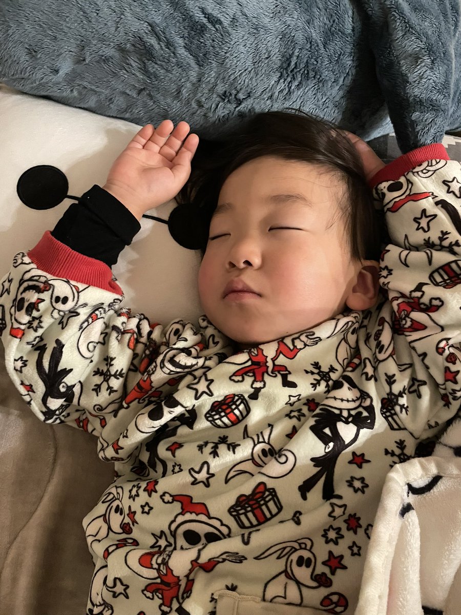 今も昔も変わらず寝顔も寝方も変わらない可愛い息子🩷