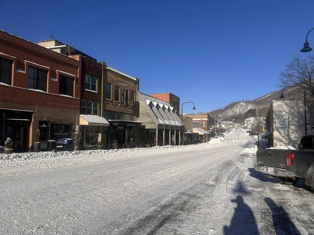 WataugaOnline's tweet photo. Scenes around Boone this Saturday morning after overnight snow and high winds. (Set 1)

📷 Luke Turner

#Boone #HighCountry #WinterWeather https://t.co/NBVHxPOlIJ