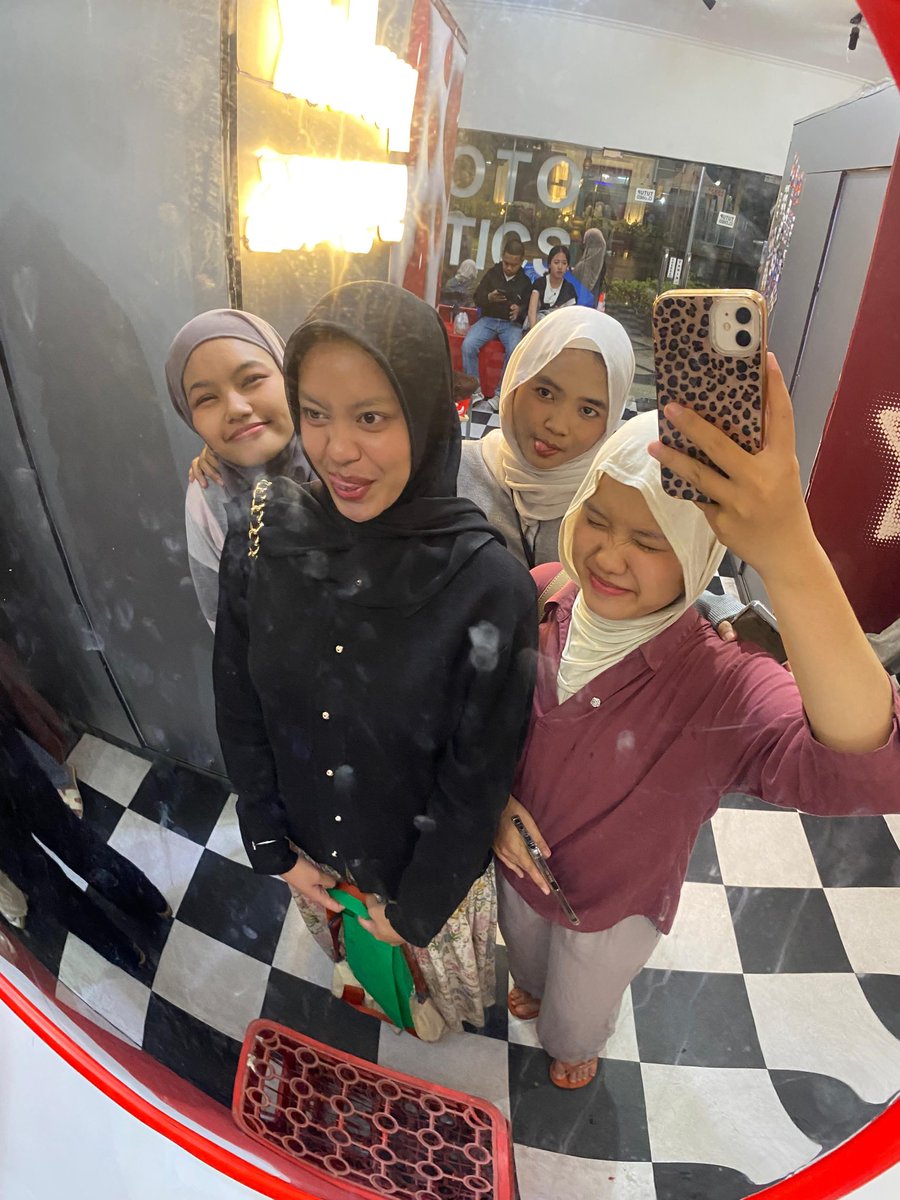 n4bilicious's tweet photo. senin bgt nih kuliah?😆😆 https://t.co/its3UvI1bA