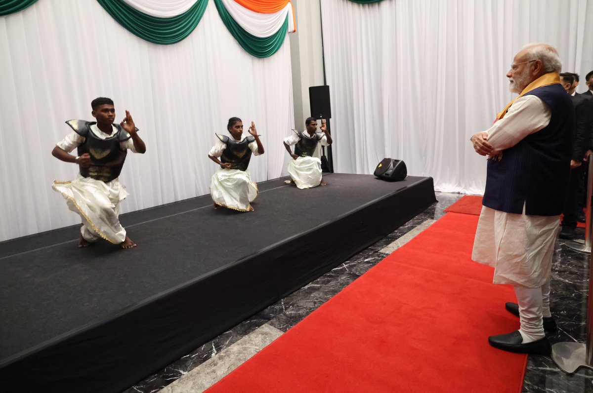 Budaya India terus bersinar di Malaysia!

Di Kuala Lumpur, saya menyaksikan pelbagai aspek hubungan erat rakyat dengan rakyat antara kedua-dua negara. Antaranya termasuk persembahan Bharatanatyam bertemakan Ramayan oleh penari dari Temple of Fine Arts, Kuala Lumpur, serta