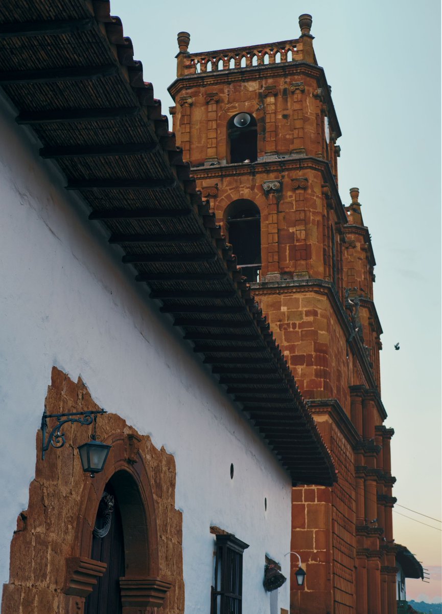 Akitar_x's tweet photo. Golden hour at Barichara's magnificent sandstone cathedral, where history meets serenity. #Barichara #SantanderColombia #ArquitecturaColonial #TravelColombia https://t.co/s0o2FBLuKr