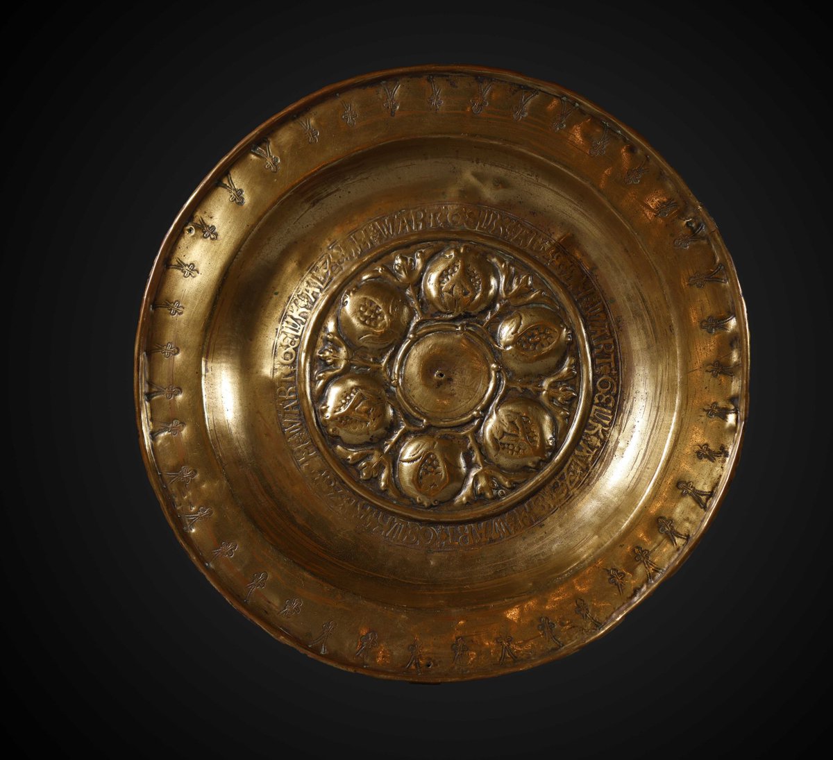 🛡️ Lot 226 | Nuremberg Alms Dish
Germany, 16th–17th c.

Gilt-brass alms dish with refined relief decoration and strong ceremonial character.

💶 Start: €700
⏰ 12 Feb · 3 PM (GMT+1)

👉 Bid Here: ow.ly/LqpZ50Y9RgV
.
.
.
#antiqueart #artauction #antiques #nuremberg