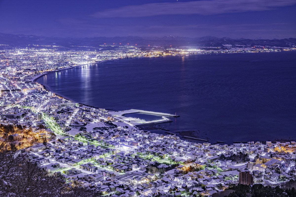 満月の夜真っ白な函館⭐

ぼんやりとした月明かり🌙
雪明りの中歩く山道は幻想的で高揚感たっぷり🏔

函館の東側望む谷地頭夜景
住吉漁港
空港と素晴らしい風景😊

冬夜の満月お勧めです🏃🏃‍♀️🚶🚶‍♀️😉

2026/2/2📸