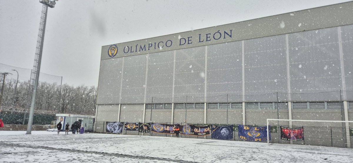 OlimpicoLeon's tweet photo. ❄️ Partido suspendido

La nevada caída en las últimas horas obliga a suspender el encuentro del Primer Equipo frente al @Bizkerreft por el estado del terreno de juego.

Os informaremos de la nueva fecha lo antes posible.
Gracias por la comprensión 💙💛
#OlímpicoDeLeón #leonesp https://t.co/OxTzXg9Ocl