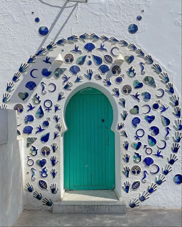 LeoDaVinciWave's tweet photo. Moroccan architecture at its finest: intricate blue and white ceramics surrounding an arched entrance in Asilah. https://t.co/Le99j3heDe