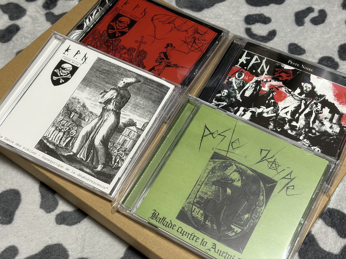 Батюшка (True Batushka)を見てからメタルブームが来ているので、Peste Noire買った。