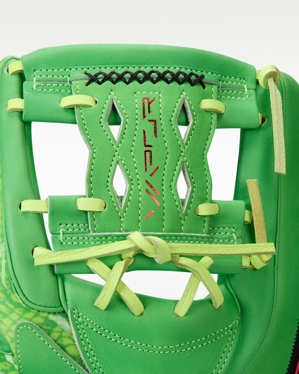 JustFreshKicks tweet media