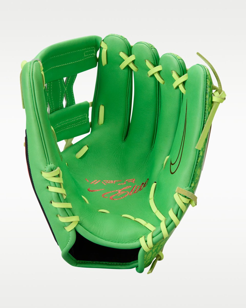 JustFreshKicks tweet media