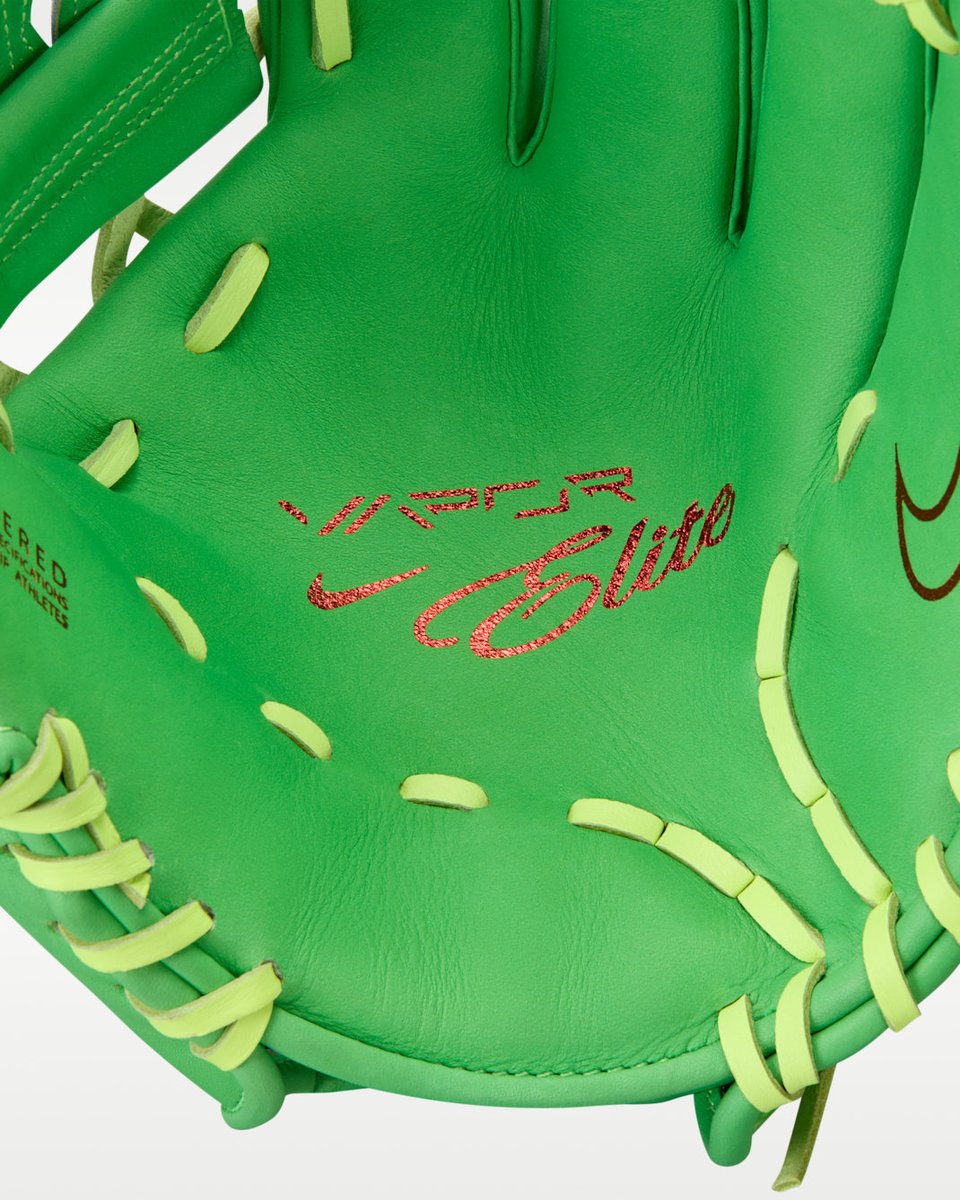 JustFreshKicks tweet media