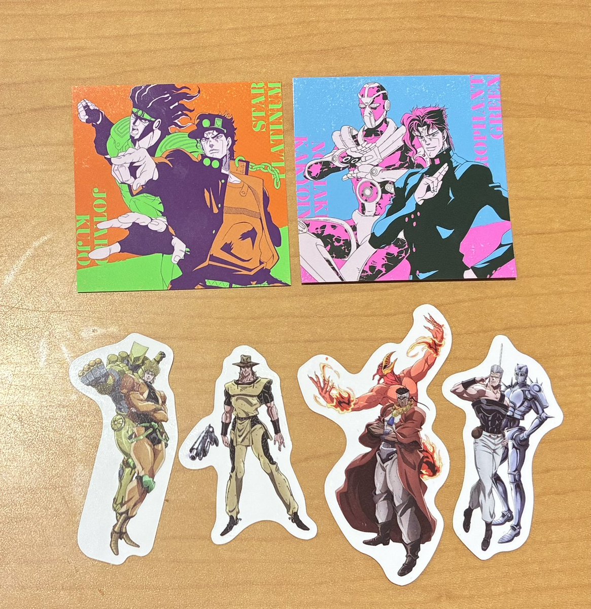 スシローのジョジョコラボ。
左、私のポルナレフ愛に満ちた引きｗ
右、娘の強運。ディオだけ被ったのを私にくれました☺️皿もメンバー横並びのやつゲットしました😆
ちなみにステッカーたまたま２枚くっついちゃってて、ラッキーゲットしました✨やった〜