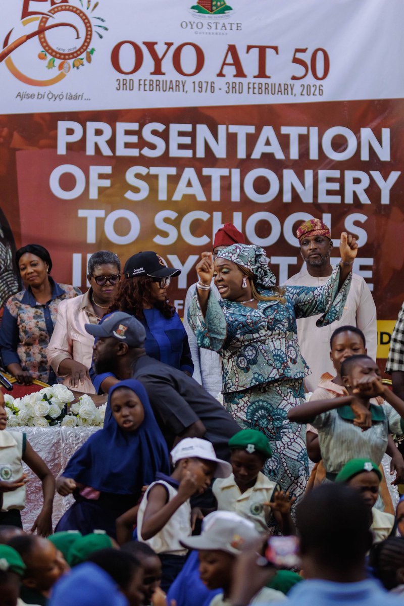 oyoat50's tweet photo. HOW IT WENT DOWN ON DAY 8…

Presentation of Stationary to schools in Oyo State by the wife of the Governor ENGR. TAMUNOMININI MAKINDE FNSE. 
@oyostategovt @Oyoaffairs https://t.co/FJfm83MWyK