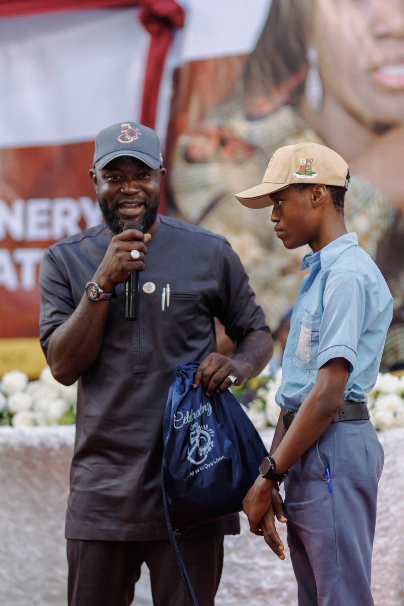oyoat50's tweet photo. HOW IT WENT DOWN ON DAY 8…

Presentation of Stationary to schools in Oyo State by the wife of the Governor ENGR. TAMUNOMININI MAKINDE FNSE. 
@oyostategovt @Oyoaffairs https://t.co/FJfm83MWyK