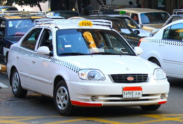 تاكسي معرض الكتاب

كنتُ - في كلِّ أعوامي القاهرية - أتعامل مع الانتقال من وإلى معرض الكتاب بطمأنينة التكنولوجيا: تطبيقٌ ذكي، ضغطة زر، وسيارة تأتيك كما تأتي شوارد الأفكار سريعة.
لكنّ قاهرة المعز في يومها الخامس من المعرض قررت أن تذكرني بأن لكل مدينةٍ لحظةً تسحب فيها يدها من