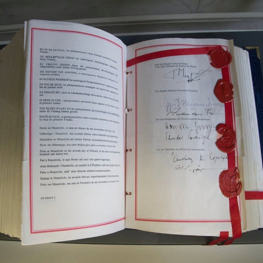 The Maastricht Treaty creating the European Union 🇪🇺 !  

It was signed 34 years ago today, on 7 February 1992. 
It established the EU, European citizenship and the euro. 
It constitutes the greatest advancement toward European unity so far, and must be celebrated as such.