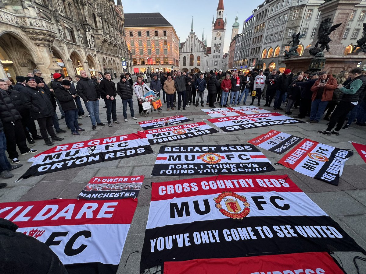 Paying our respects to the Busby babes. Another great trip. #Munich #MUFC #Theflowersofmanchester