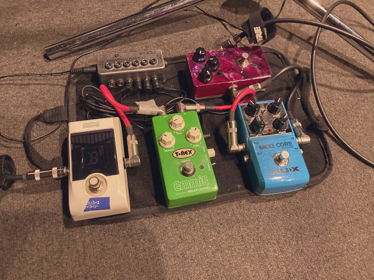ri_mo_guitar's tweet photo. THE ALFEEのコピバンライブで弾いてきました〜！大勢のアル中の皆さまに盛り上げて頂いて無事終了🙌使う音色が少ないのでエフェクターボードを縮小して臨みました。大好きな曲達を思う存分弾き倒してハッピーです😀バタバタしててメンバーの集合写真撮るの忘れた‼️ https://t.co/AwXAY5Vvkv