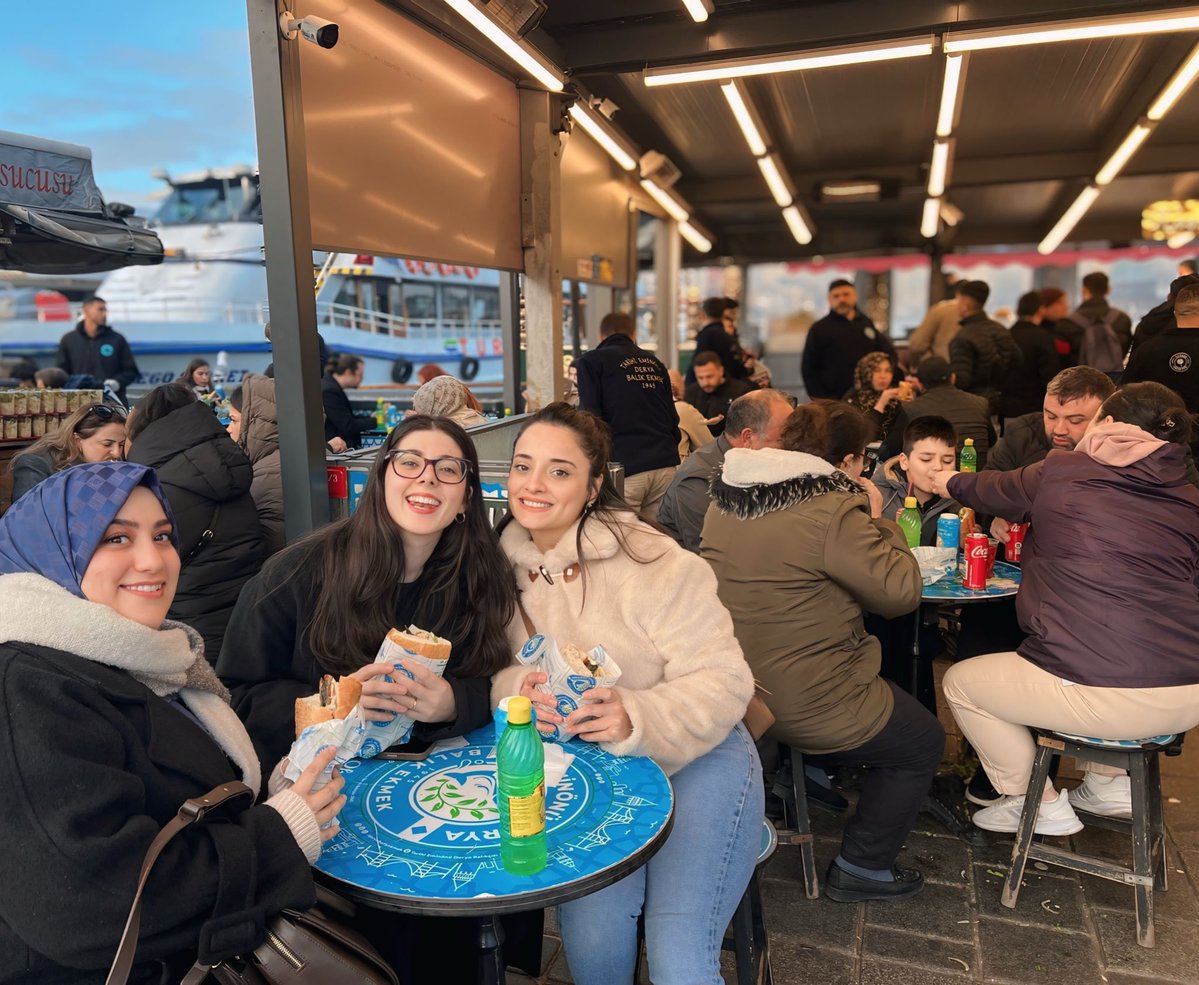 derkenarest_'s tweet image. 📍Bugün de İstanbul’un turistleri biz olduk. @krbltelnr @azinuku