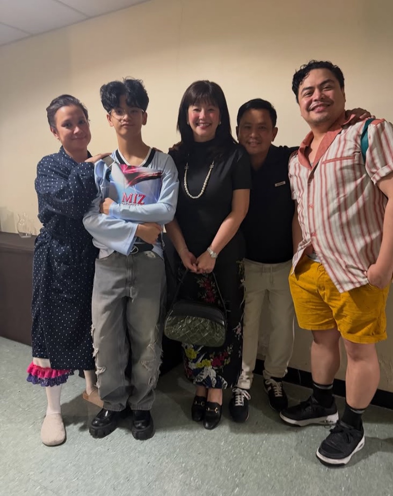 CUTE NI REGINE PLEEEEEKKKKKK PARANG HIGH SCHOOL NA NAGPAPAPICTURE SA CRUSH KAPAG CHRISTMAS PARTY?????????????