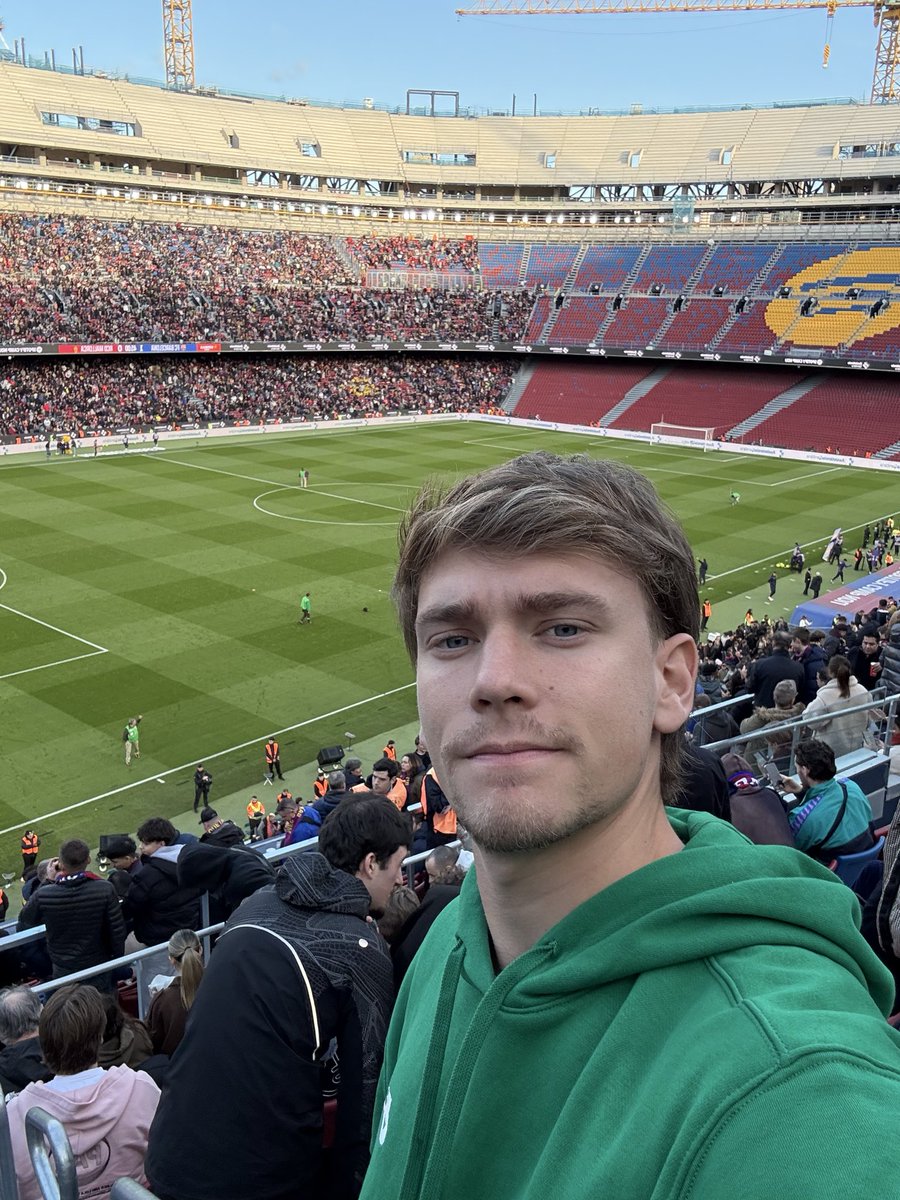 - Hijo me pasas plata para lo del alquiler?
+ Lo lamento pero me vine a ver a Lamine Yamal