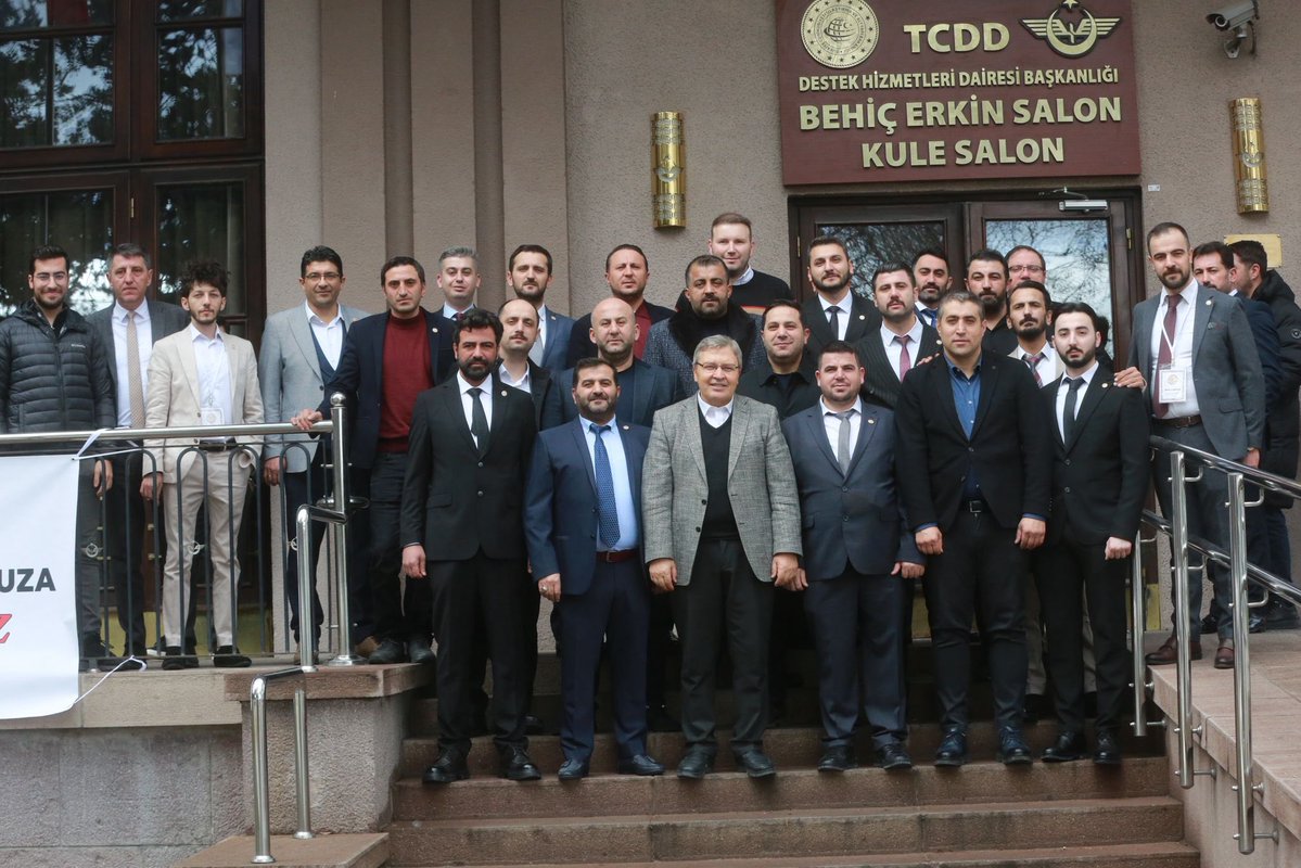 Genç Gümüşhaneliler Derneği (GENÇ GÜMDER)’mizin 1.Olağan Genel kurulunu gerçekleştirdik. Divan Başkanı olarak görev aldığım genel kurulda kurucu Başkan kıymetli dostum İbrahim Paslı yeniden başkanlığa seçildi. Danışma kurulunda şahsımada yer veren İbrahim Paslı Başkan ve yönetim