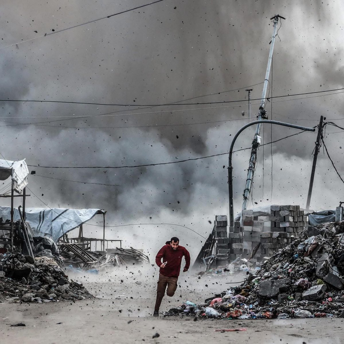 gazanotice's tweet image. 🚨 Heartbreaking | A man flees through debris after an Israeli strike hit a three-story building near Askula Intersection in Al-Zeitoun, Gaza City despite the declared ceasefire.

Photo: Ali Jadallah (Feb. 6, 2026)