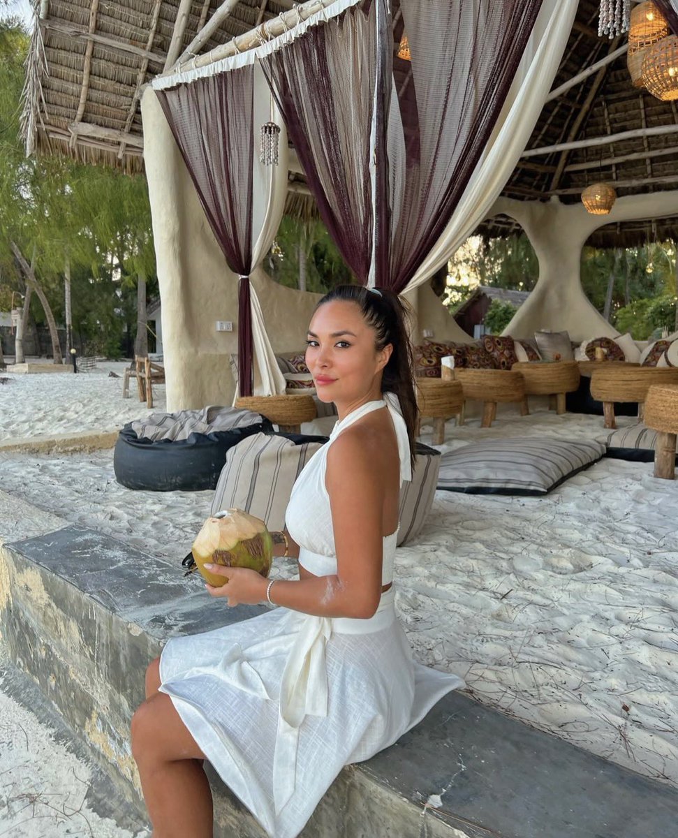 ari_c_alta's tweet photo. Throwback: That time I thought to myself I could build a beachfront hut house like this🛖🌴

Easily live off eating bananas and drinking coconut everyday🥥🍌

Then reality kicked me and said I haven't fulfilled my mission in life yet... https://t.co/8sXSTzcKVQ