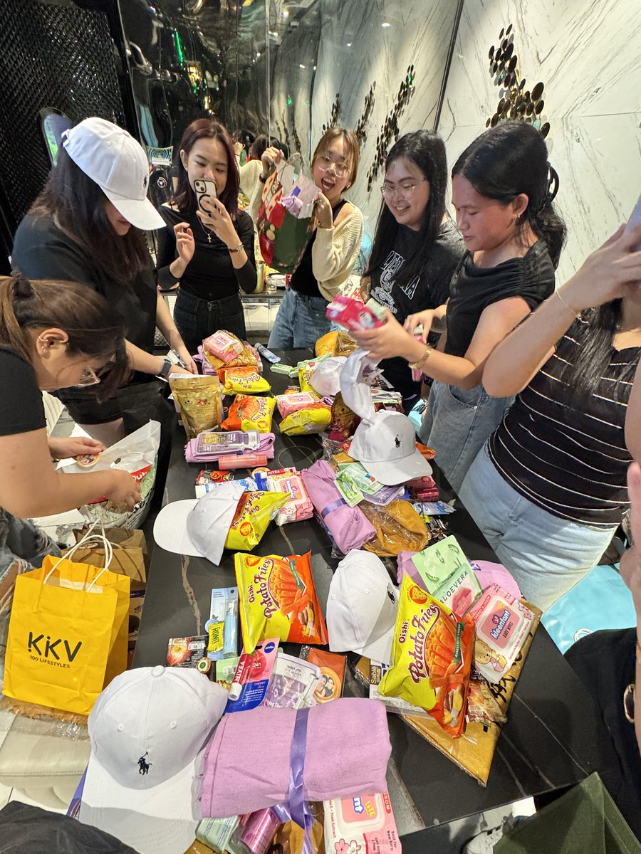 viviguuurl_'s tweet photo. Meetup ng mga bashers char. From fandom friends to real life friends. 

Love you always, girls 💖 https://t.co/mYo9K24wcP
