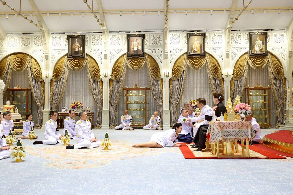 PingAng7822's tweet image. วันนี้ (วันที่ ๗ กุมภาพันธ์ ๒๕๖๙) เวลา  ๑๘.๒๗  น.  
พระบาทสมเด็จพระเจ้าอยู่หัว และสมเด็จพระนางเจ้า ฯ พระบรมราชินี เสด็จออก ณ พระที่นั่งอัมพรสถาน พระราชวังดุสิต พระราชทานพระบรมราชวโรกาสให้ นางเอกสิริ  ปิณฑะรุจิ ปลัดกระทรวงการต่างประเทศ 
นำ…