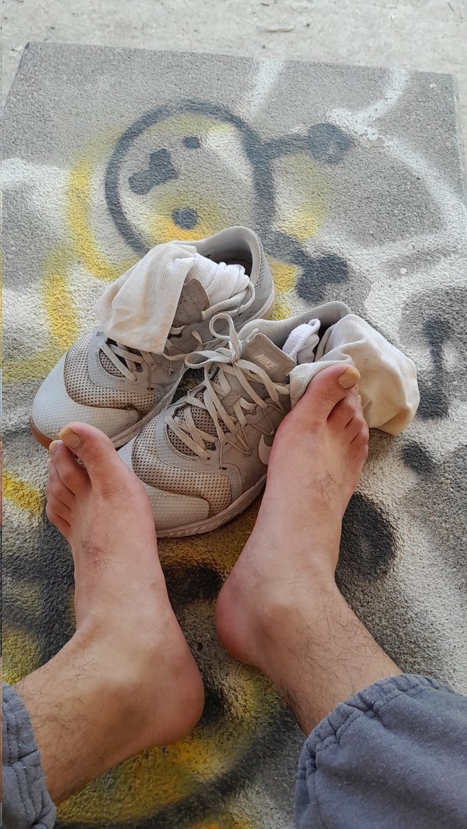 Me encanta venir a este lugar a tomarme fotos jajaja, todo tranquilo y sin gente, bueno, solo la gente que me vio desde el cable bus 😔

Si me encontraras asi, que harías?
Por que no lo estas haciendo ahora?

#stinkyteensocks #stinkyboyfeet #feetfetish #feetworshi̇p