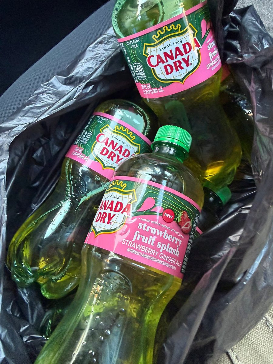 Finally got my hands on the bottled version of Canada Dry’s new Strawberry Fruit Splash 😩😋🍓💦