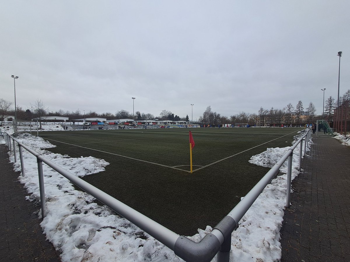 In Zwickau kickt die A Jugend vom FSV auf dem Plasterasen in der Jablonecer Straße. Da sich Zeit findet rollen wir dahin und geben uns den Kracher der 'Jungen Schwäne'.