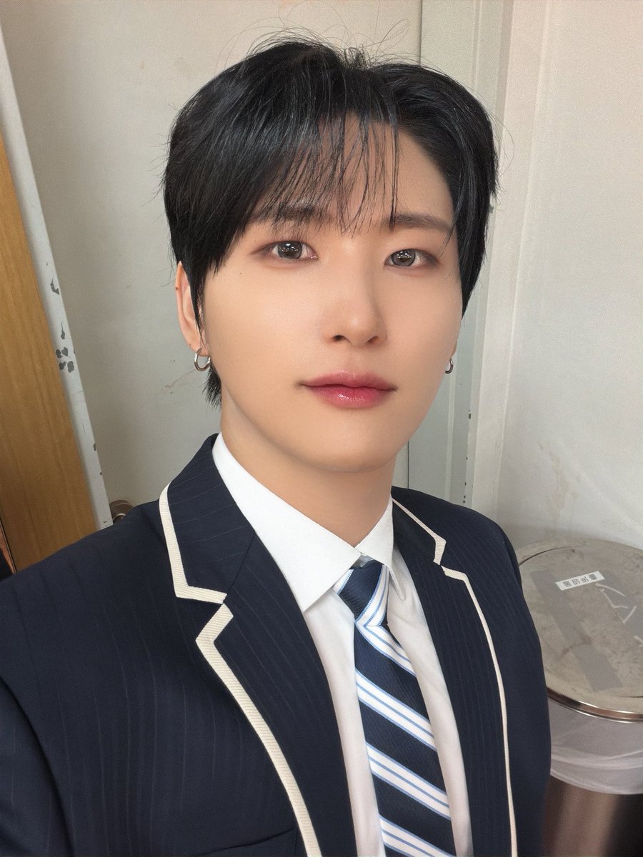 CRAVITY_twt's tweet image. 흑발 우빈 컴백
#우빈