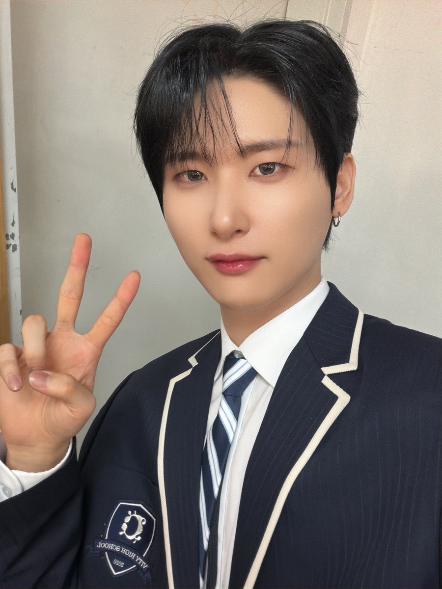 CRAVITY_twt's tweet image. 흑발 우빈 컴백
#우빈