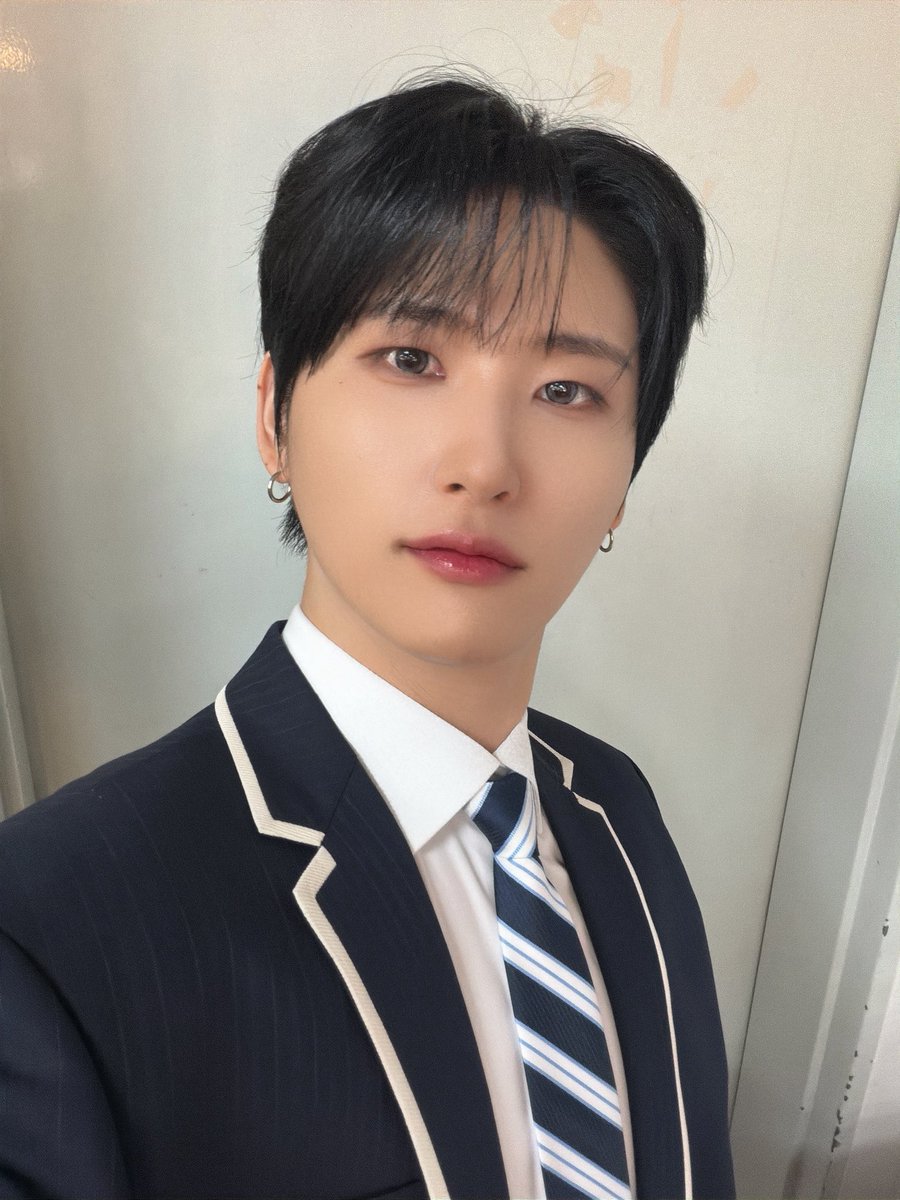 CRAVITY_twt's tweet image. 흑발 우빈 컴백
#우빈