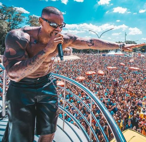 AxeOgum's tweet photo. Claudia Leitte segue como a cantora de axé com o maior bloco do Carnaval de São Paulo. 
Ranking de público:

🥇 Largadinho (Claudia Leitte) – 2 milhões 🥈 Pipoca da Rainha (Daniela M.) – 1,5 milhão 🥉 SeráQPede (Ivete) – 1,2 milhão 🎤 Vem com o Gigante (Léo S.) – 1 milhão https://t.co/krJYEds0Pd