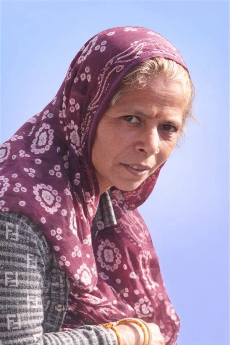 स्त्री के हृदय में “माँ” का वात्सल्य स्वाभाविक रूप से बसता है।

यह कंचन मेघवाल हैं मध्यप्रदेश के नीमच ज़िले के ग्राम रानपुर स्थित आंगनबाड़ी केंद्र में कार्यरत थीं। एक दिन अचानक आंगनबाड़ी परिसर में मधुमक्खियों के छत्ते से हमला हो गया। उस भयावह क्षण में कंचन बाई ने अपने प्राणों की