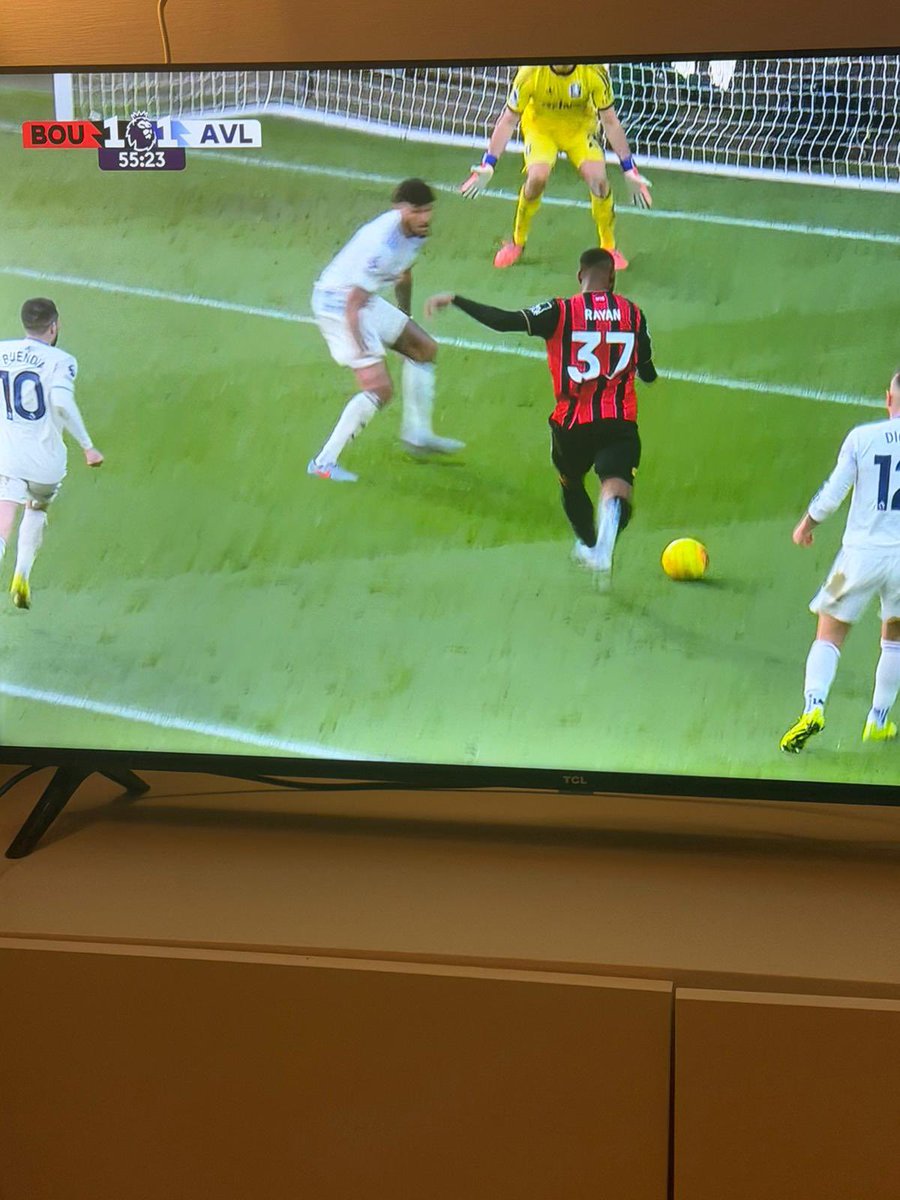 Rayan (19, Brasile), segna il suo primo gol in Premier League. Parte da destra, si incunea in area, trova l’angolino basso.
Ne sentiremo parlare. Accostato alla Lazio, non so da chi e perché.